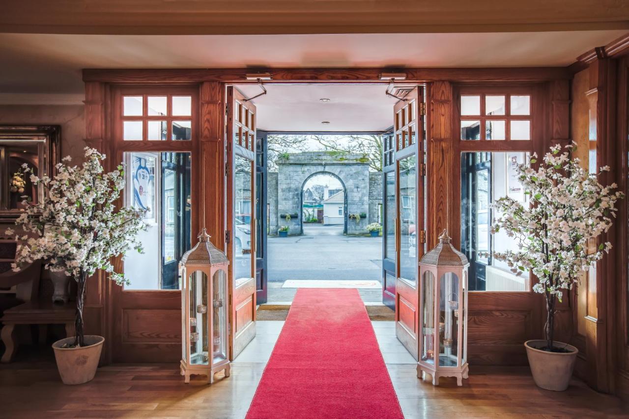 Hotel Castle Arch Trim